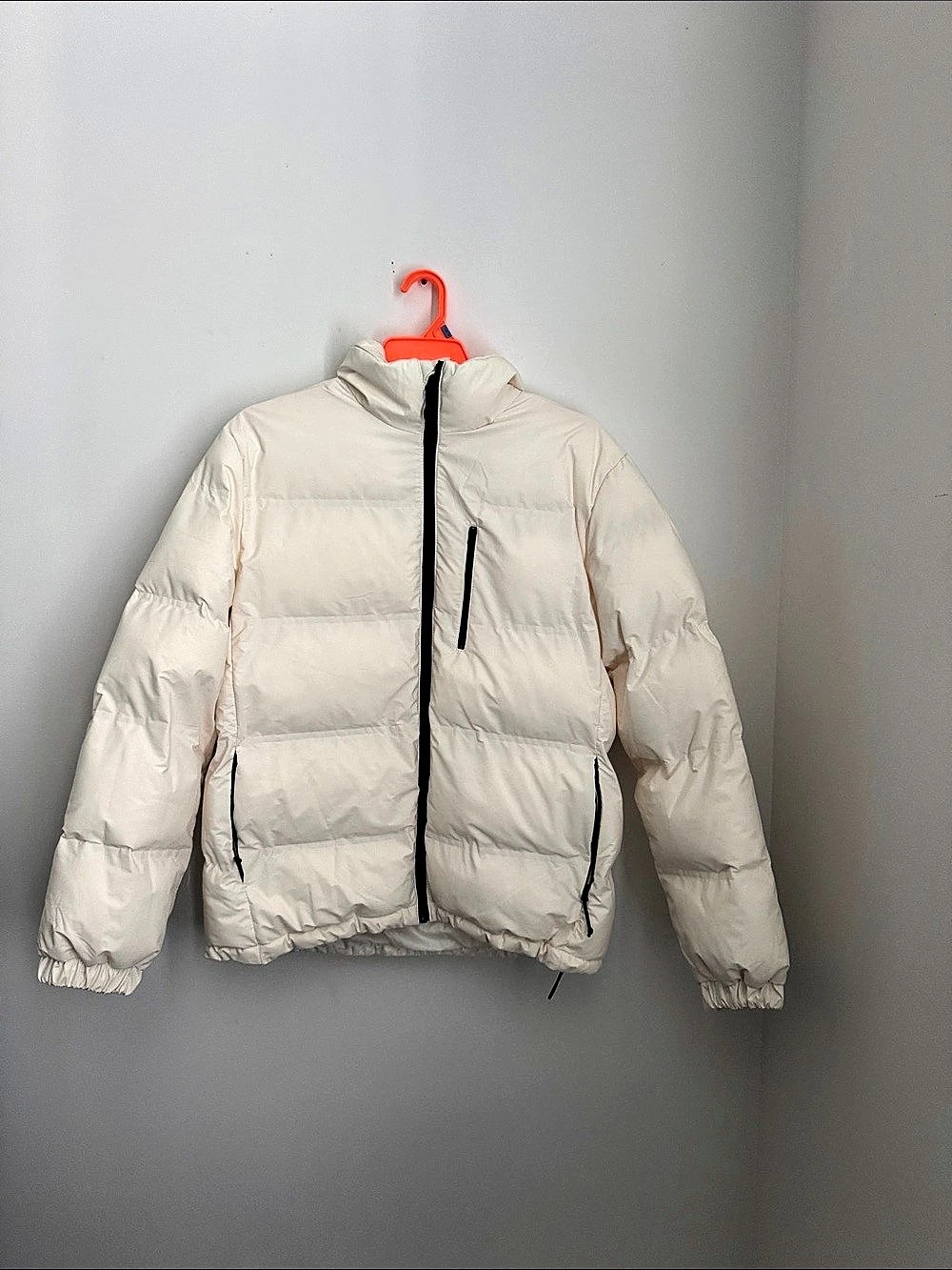 H&Medium Puffer Jacket in White Size Medium